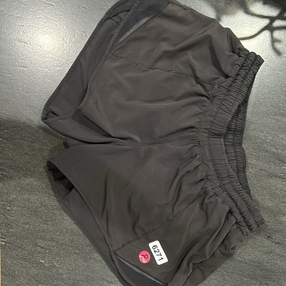 (6271) LULULEMON Hotty Hot Short 4" Sz 10 **LOVED *logo faded - Picture 5 of 8